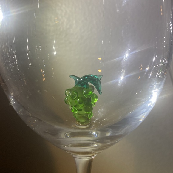 Murano Glass Grape Wine Glass Pair w/ Figural Grape Cluster in Bowl - Picture 4 of 8